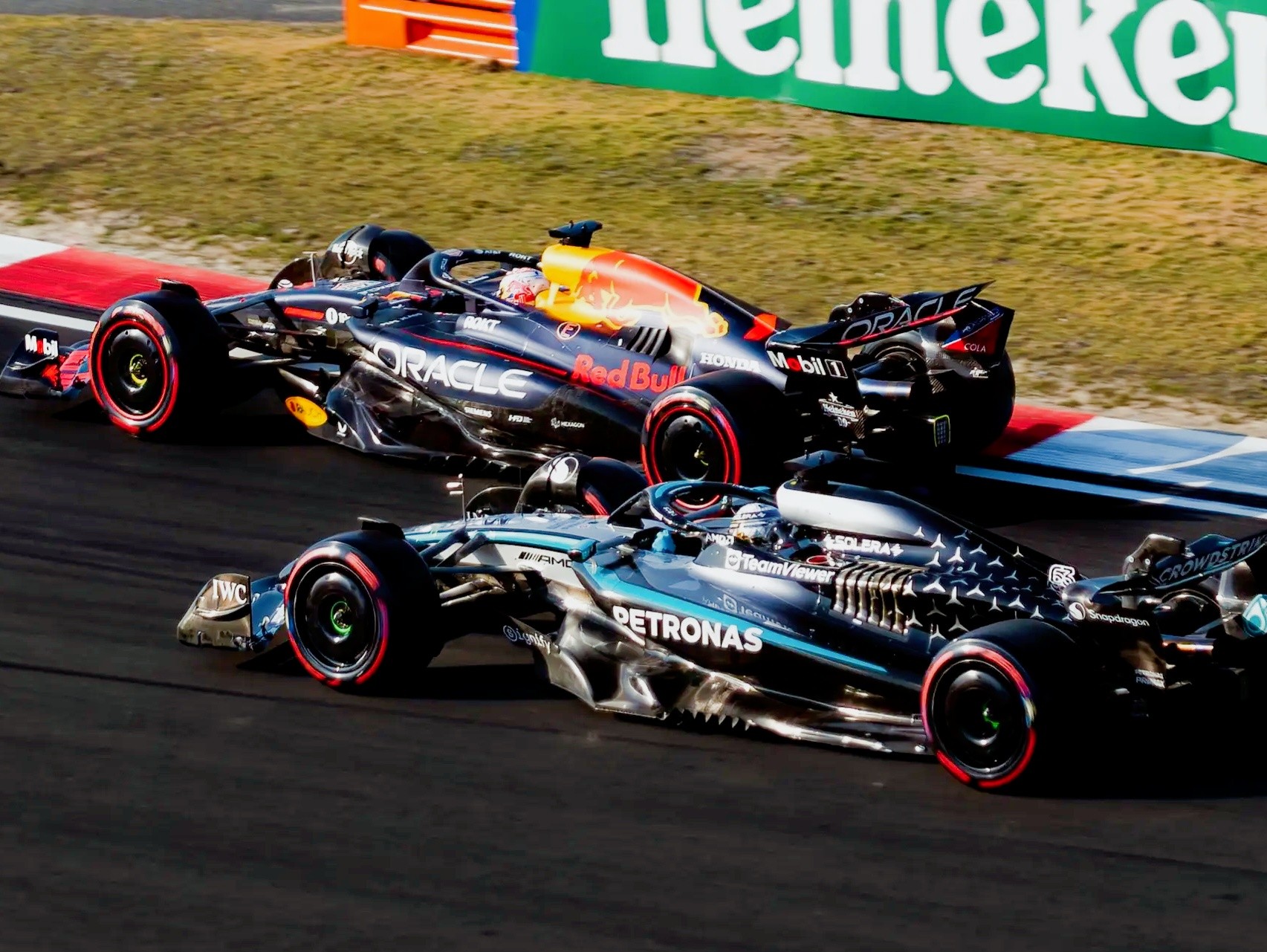 红牛车队完胜雷诺车队，诺里斯统治全场