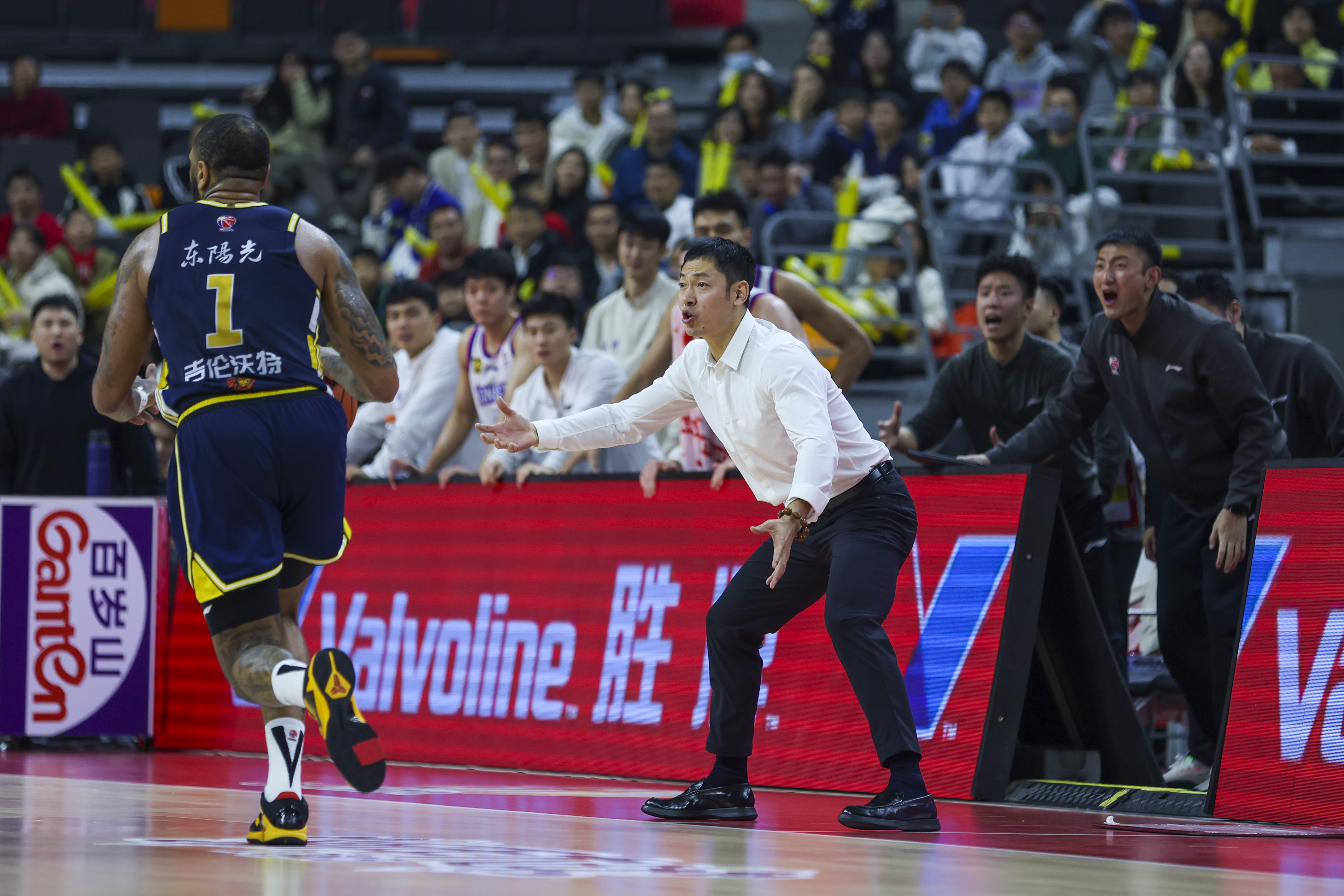 江苏队逆转广东队，保罗高光表现