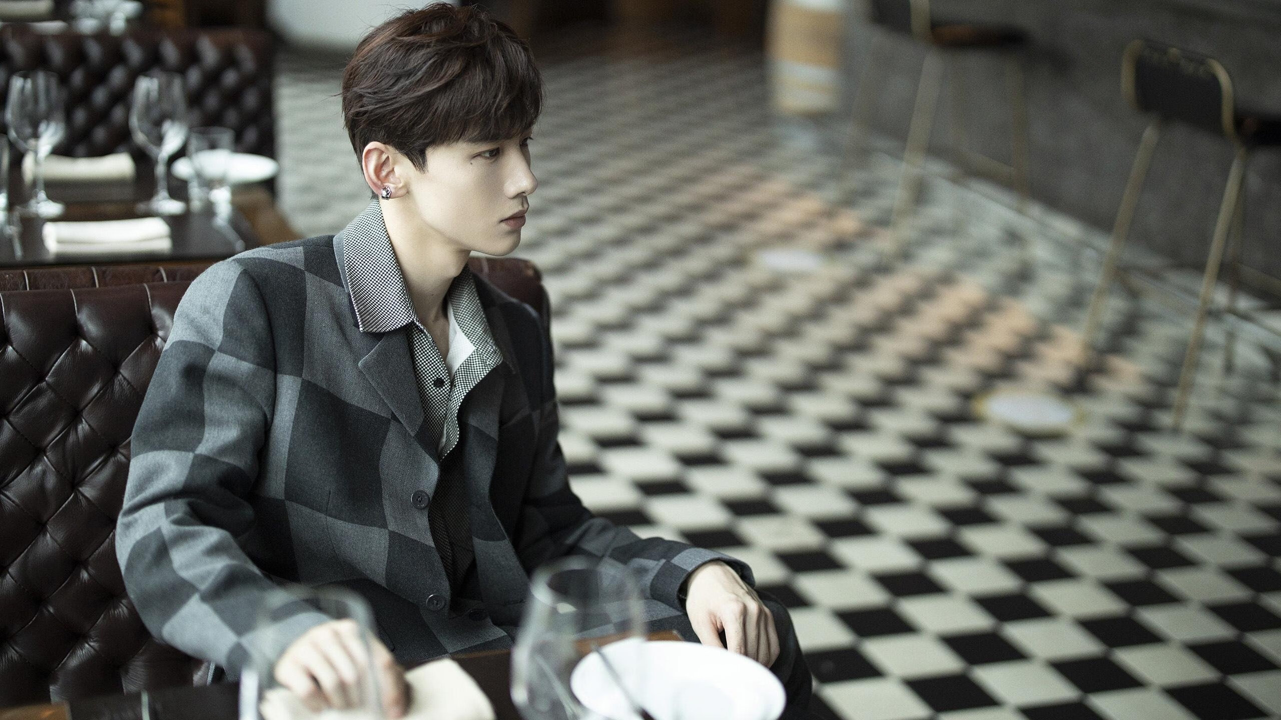 当巨星退场时，有一个沉默的影子举起了奖杯