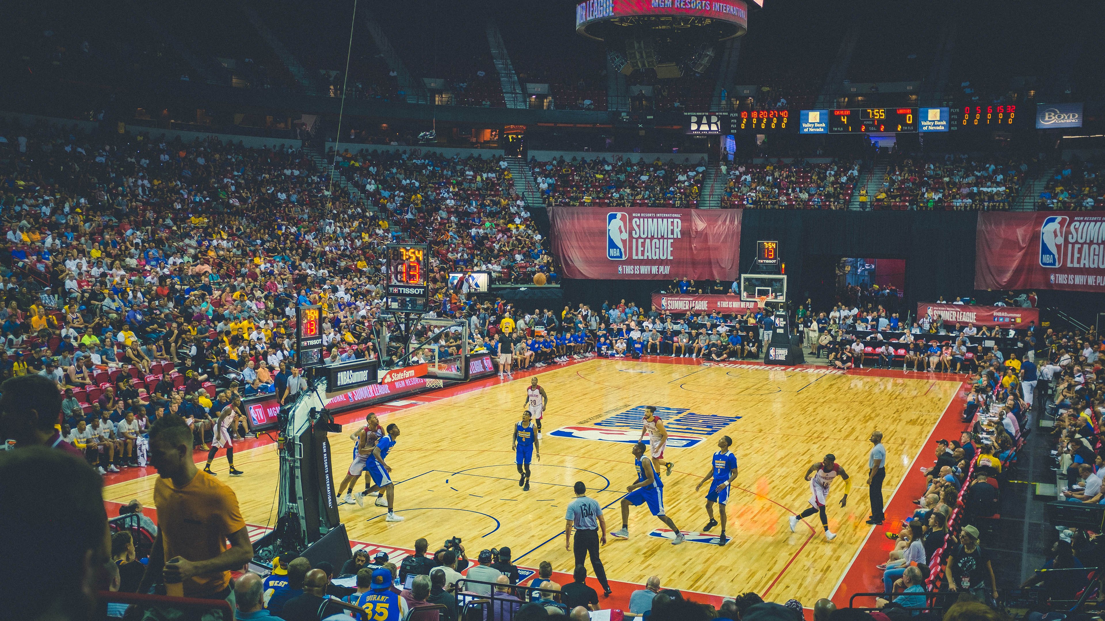 守门员的射门,当库尔图瓦把足球的弧线画在篮球场上