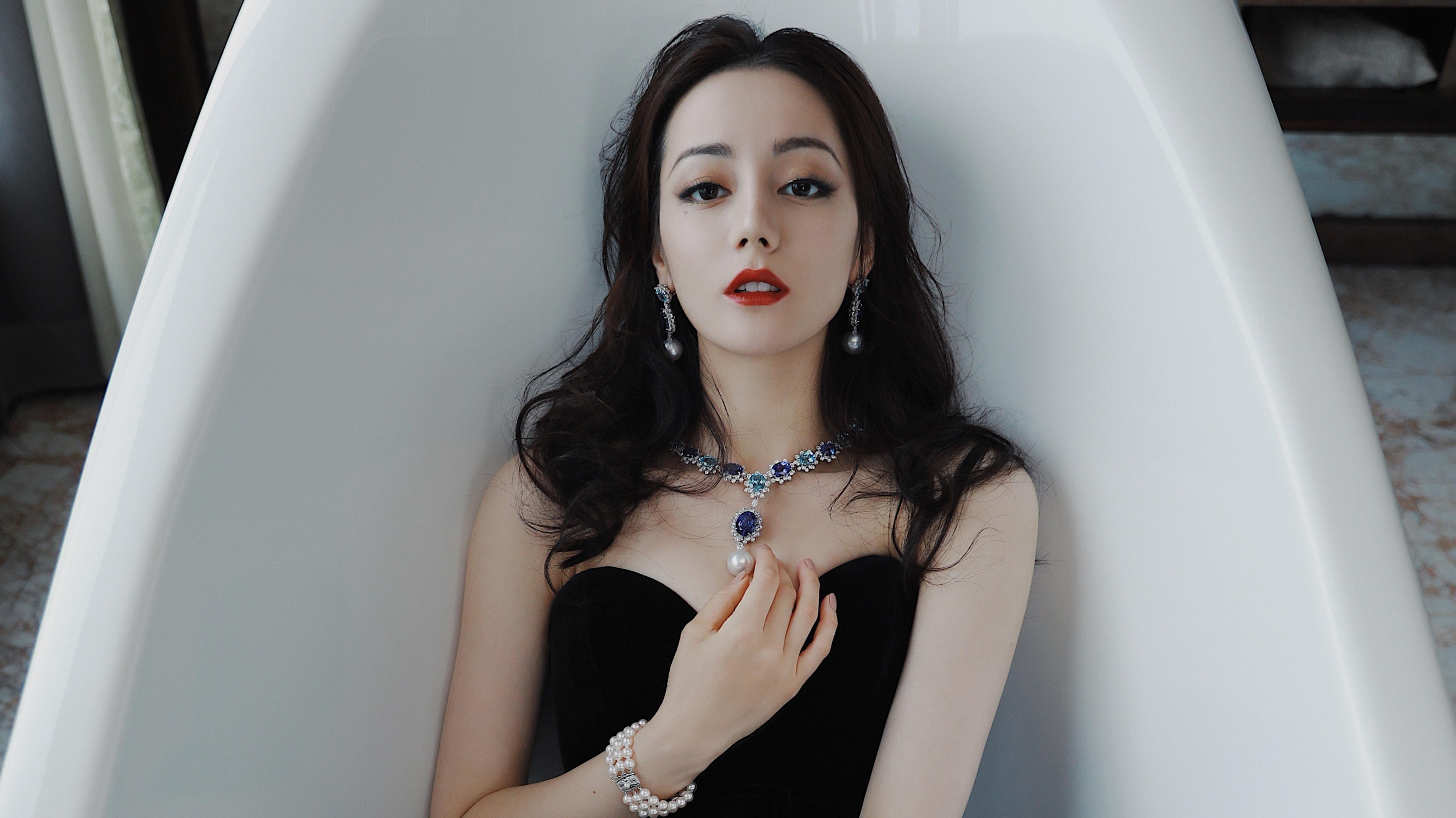 波兰强势晋级芬兰，德布劳内西甲国家德比接管比赛—足球之夜的璀璨双星